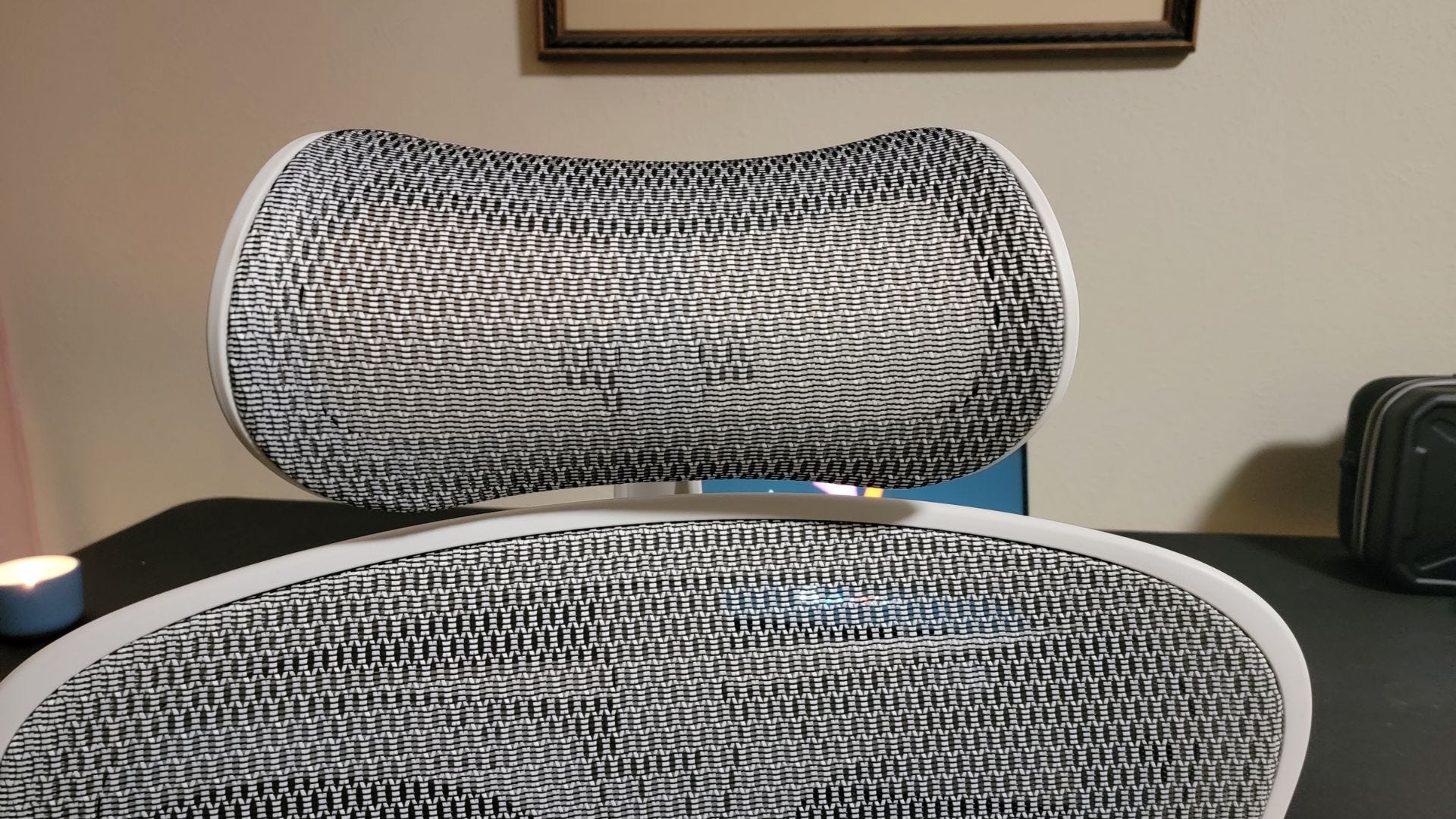Front view of SIHOO Doro-C300 Ergonomic Chair headrest