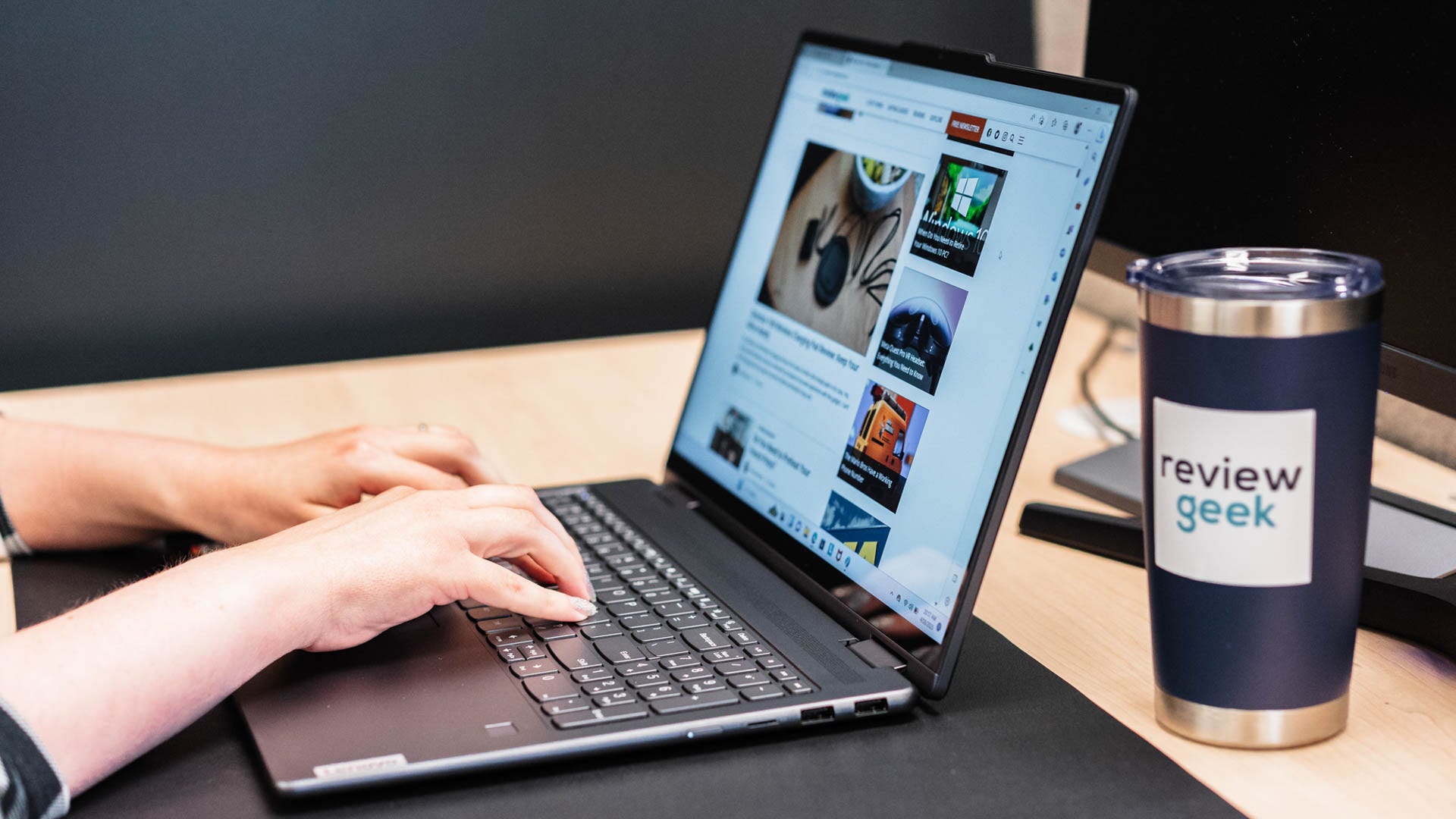 Person using the keyboard on the Lenovo Yoga 7i